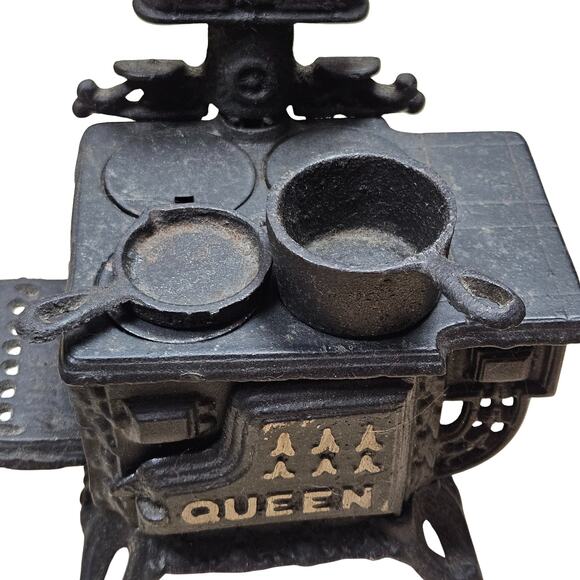 Vintage Queen Cast Iron Child's Toy Salesman Sample Stove Fry Pan Sauce Pan - Picture 3 of 11